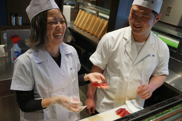 豊洲の名店「大和寿司」の大将・入野さんと職人の川守田さんが、寿司の握り方をレクチャーしてくれる様子をライブ配信しました。